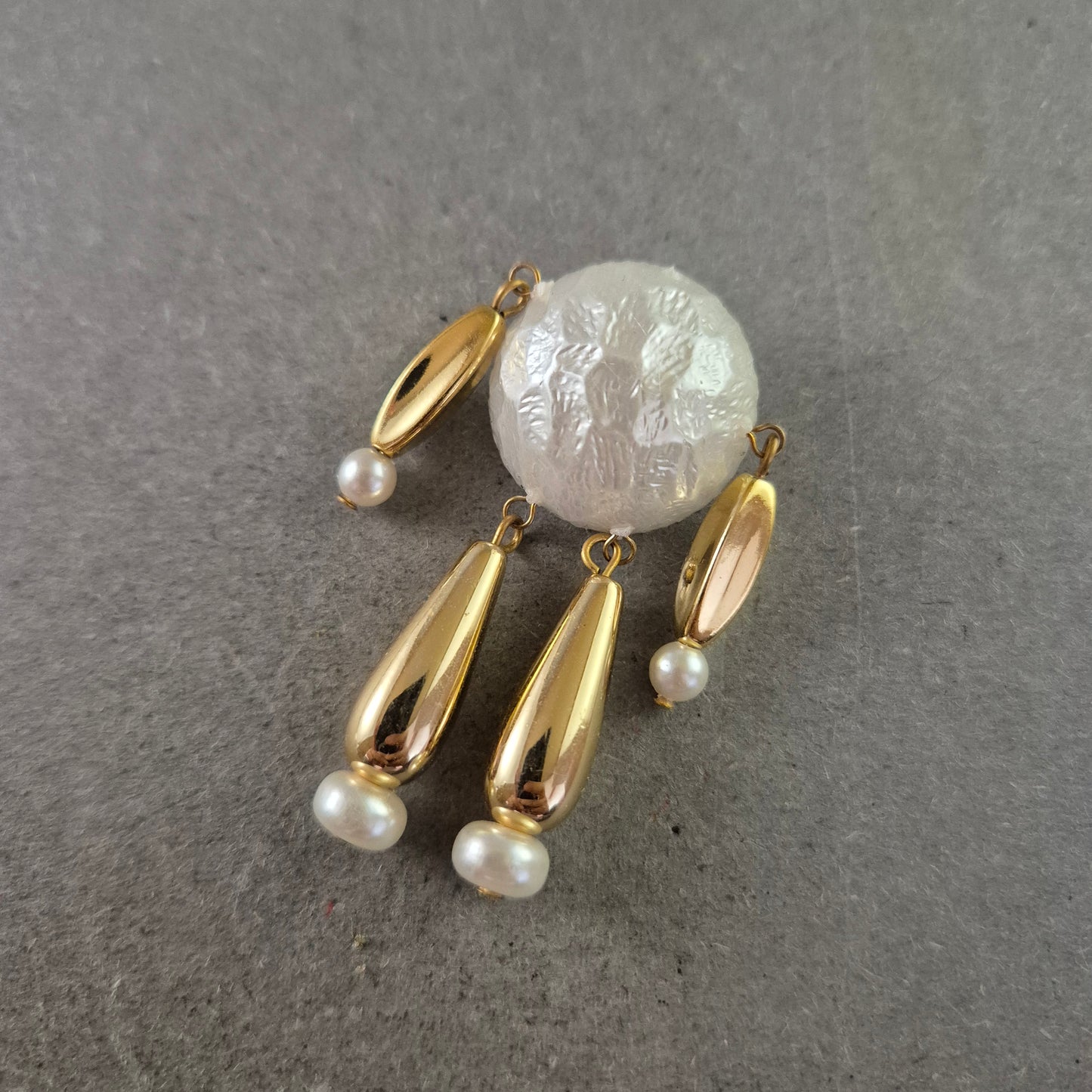 Moderne Vintage Brosche – Abstrakt mit Perlen & Goldakzenten