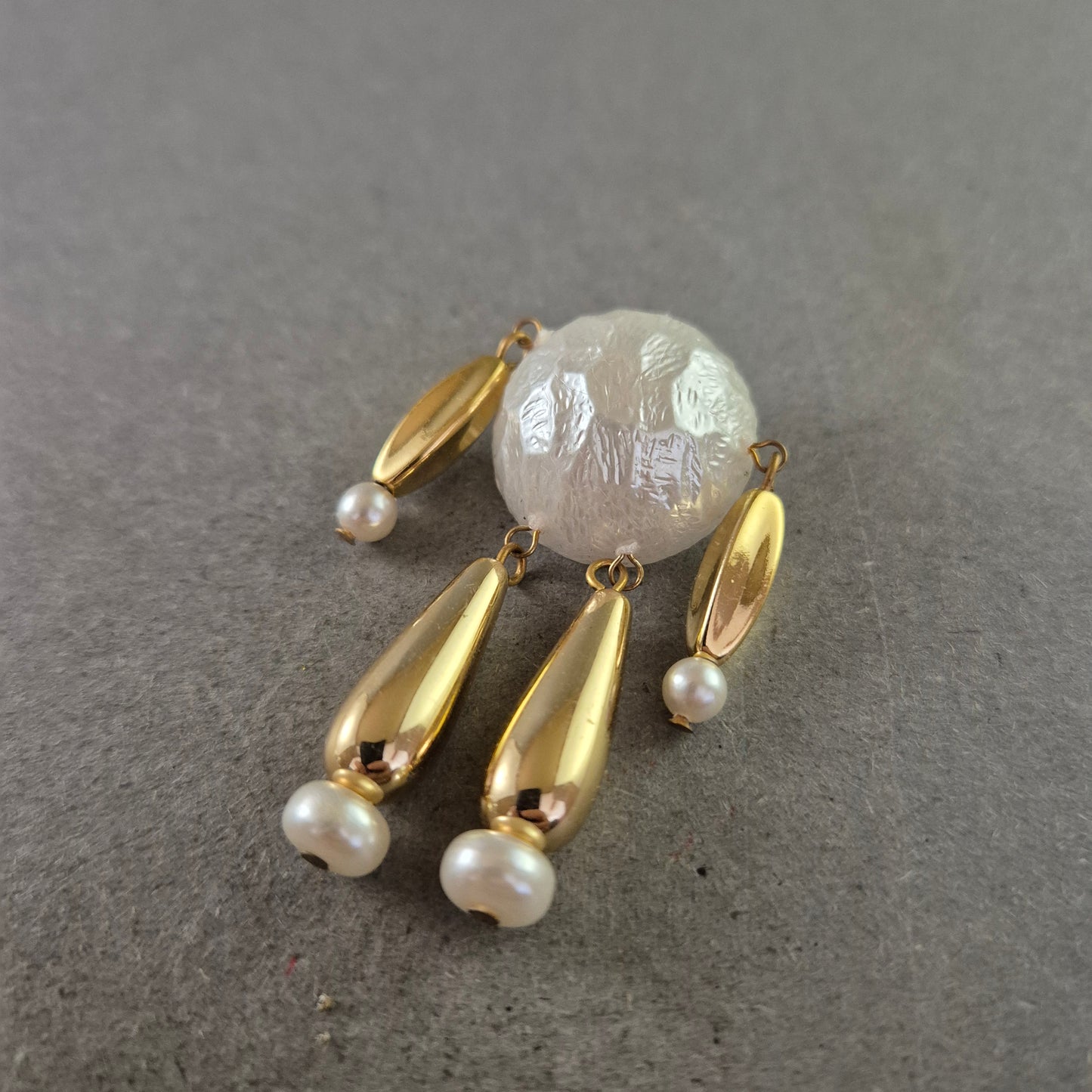 Moderne Vintage Brosche – Abstrakt mit Perlen & Goldakzenten