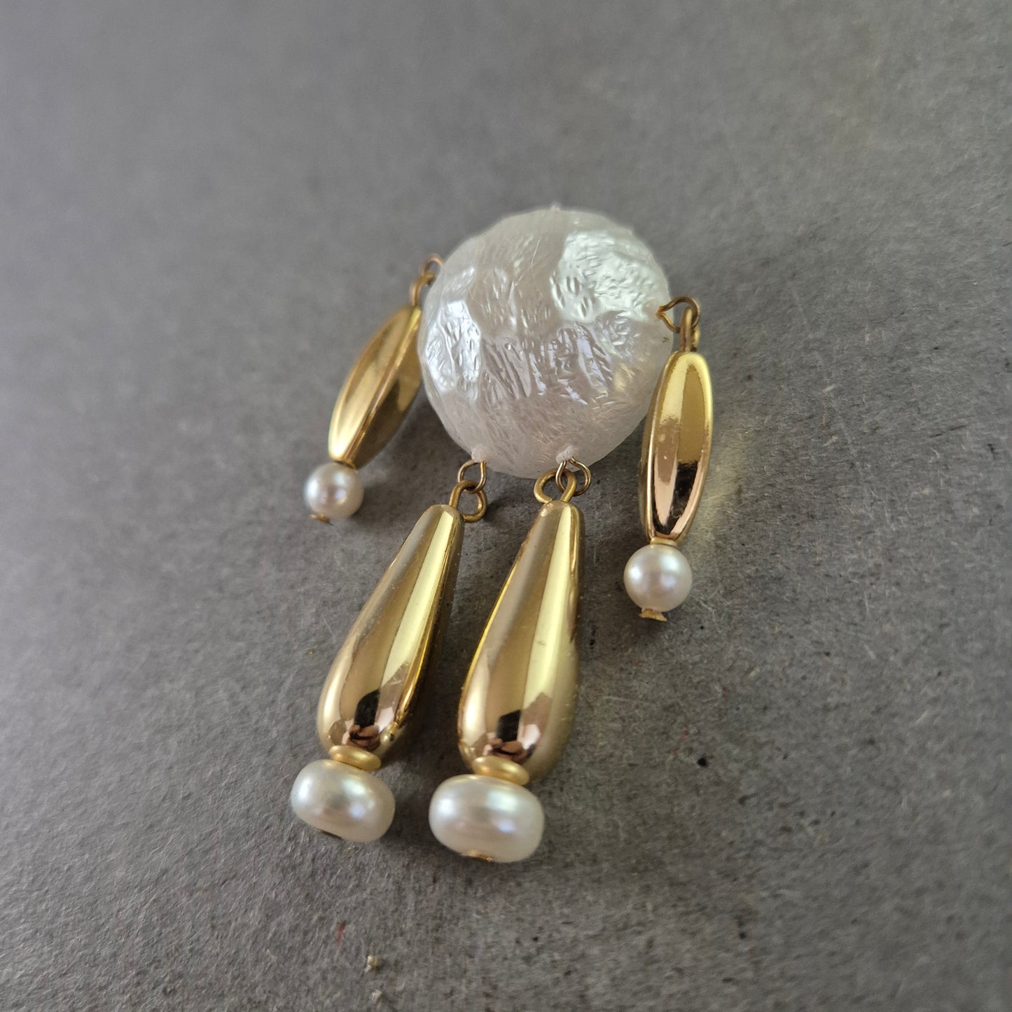 Moderne Vintage Brosche – Abstrakt mit Perlen & Goldakzenten