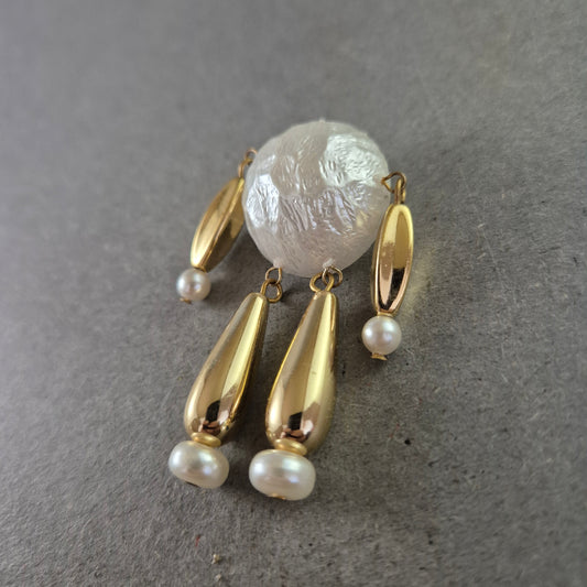 Moderne Vintage Brosche – Abstrakt mit Perlen & Goldakzenten