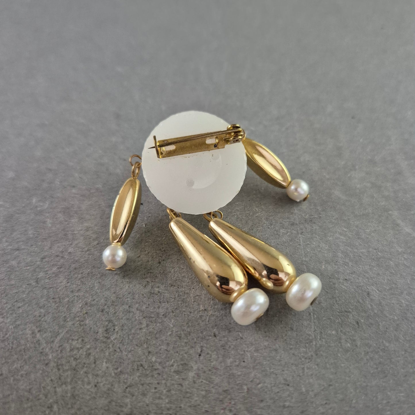 Moderne Vintage Brosche – Abstrakt mit Perlen & Goldakzenten