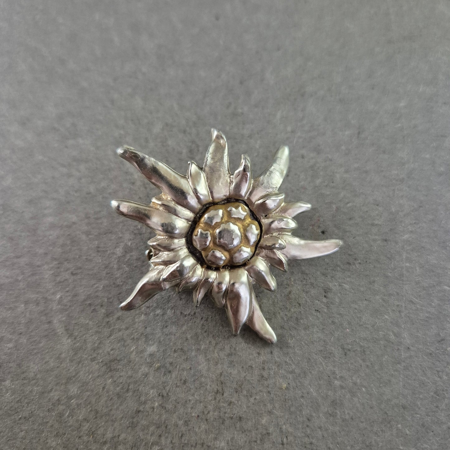 Vintage Edelweiss Brosche – Silberfarben mit Goldakzent
