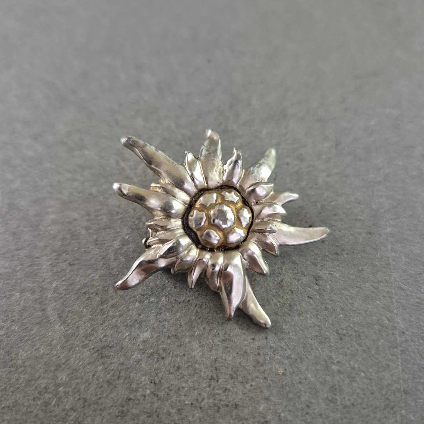 Vintage Edelweiss Brosche – Silberfarben mit Goldakzent