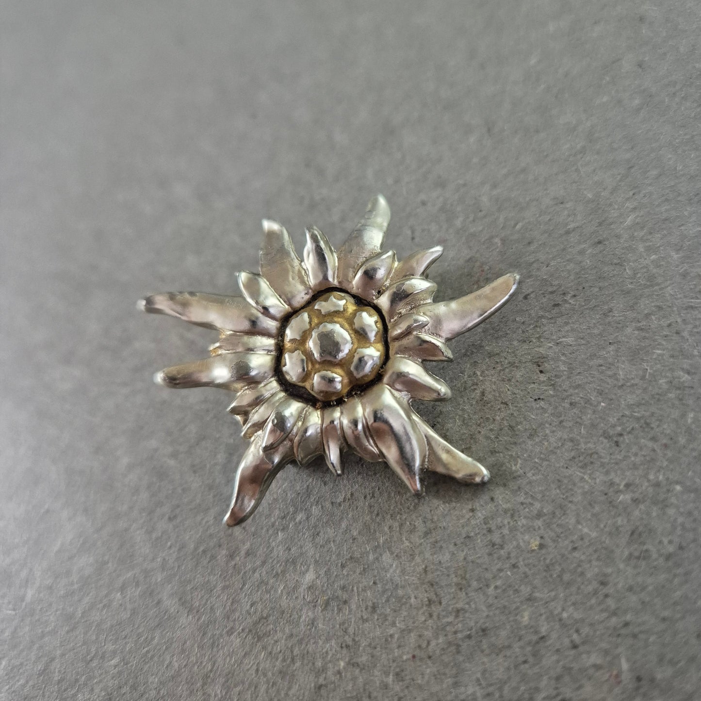 Vintage Edelweiss Brosche – Silberfarben mit Goldakzent