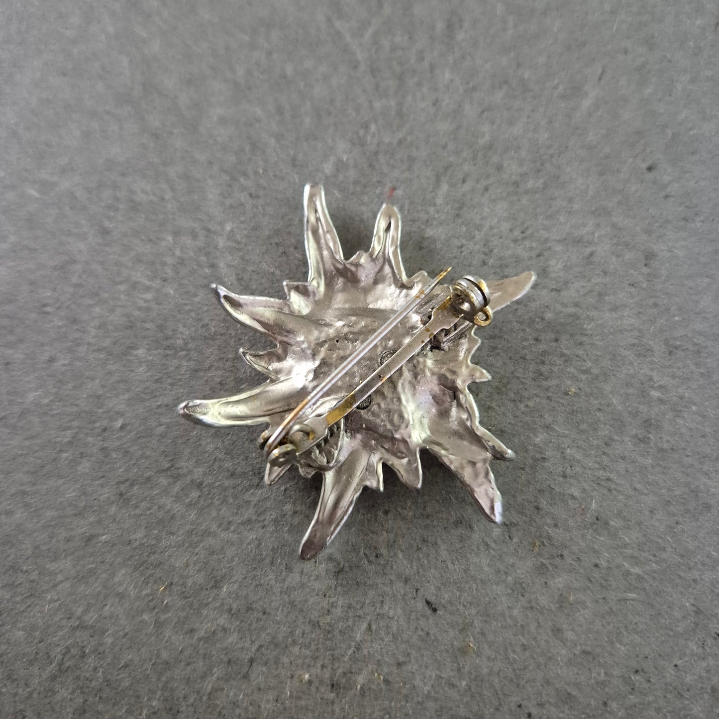 Vintage Edelweiss Brosche – Silberfarben mit Goldakzent