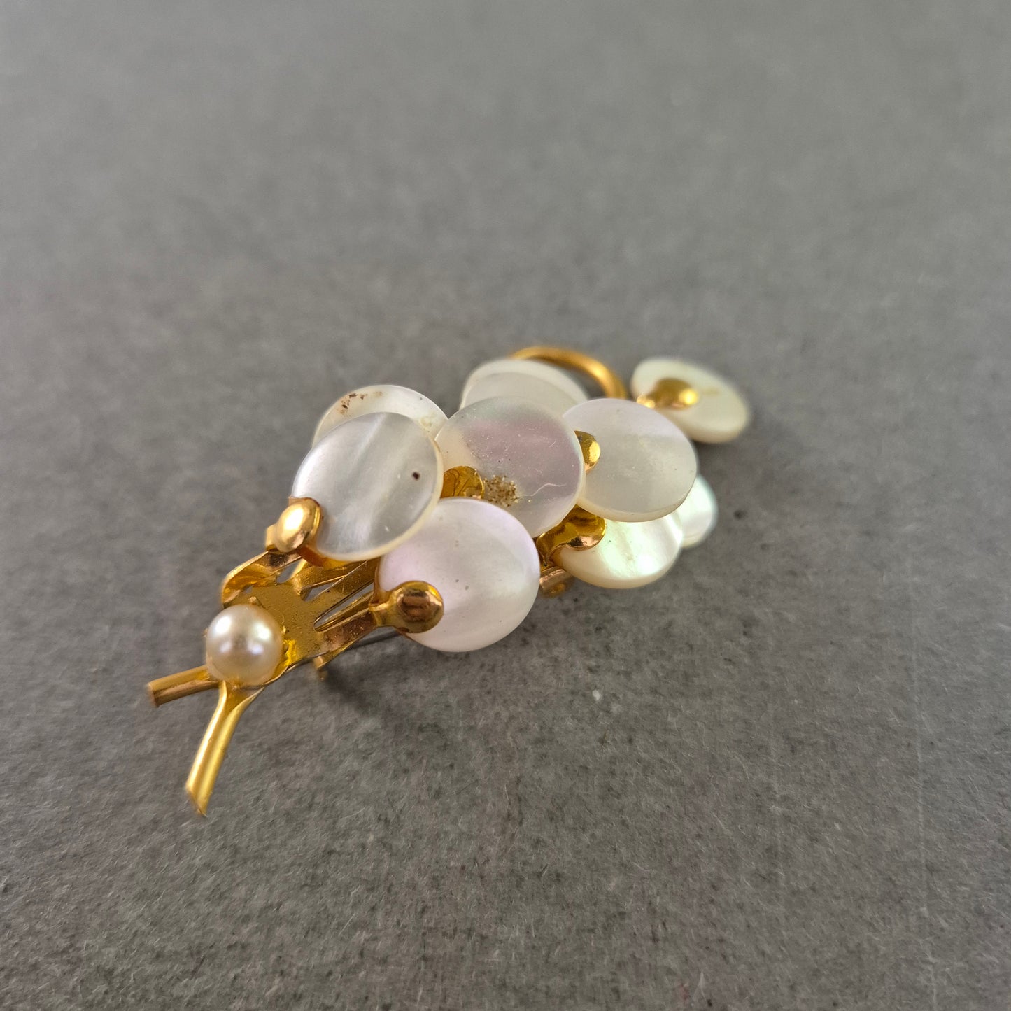 Vintage Trauben Brosche – Perlmutt-Effekt & Goldfarben