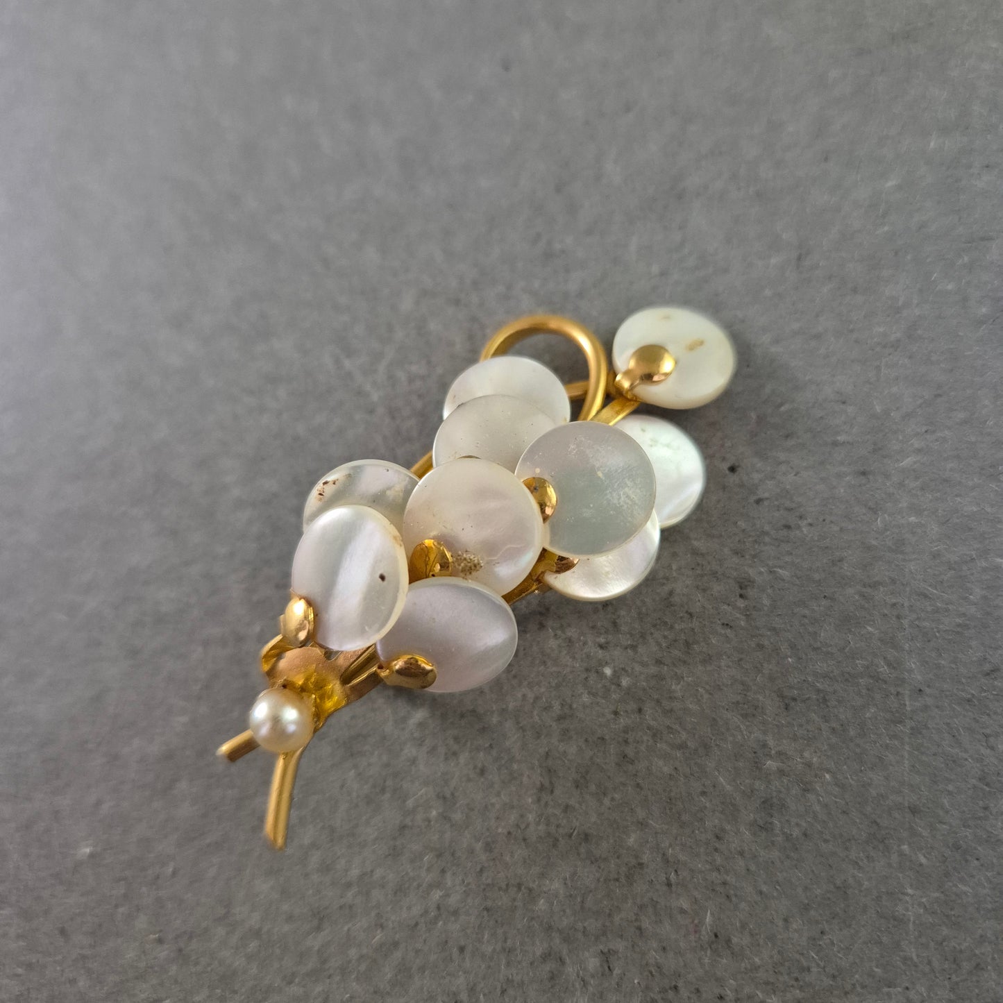 Vintage Trauben Brosche – Perlmutt-Effekt & Goldfarben