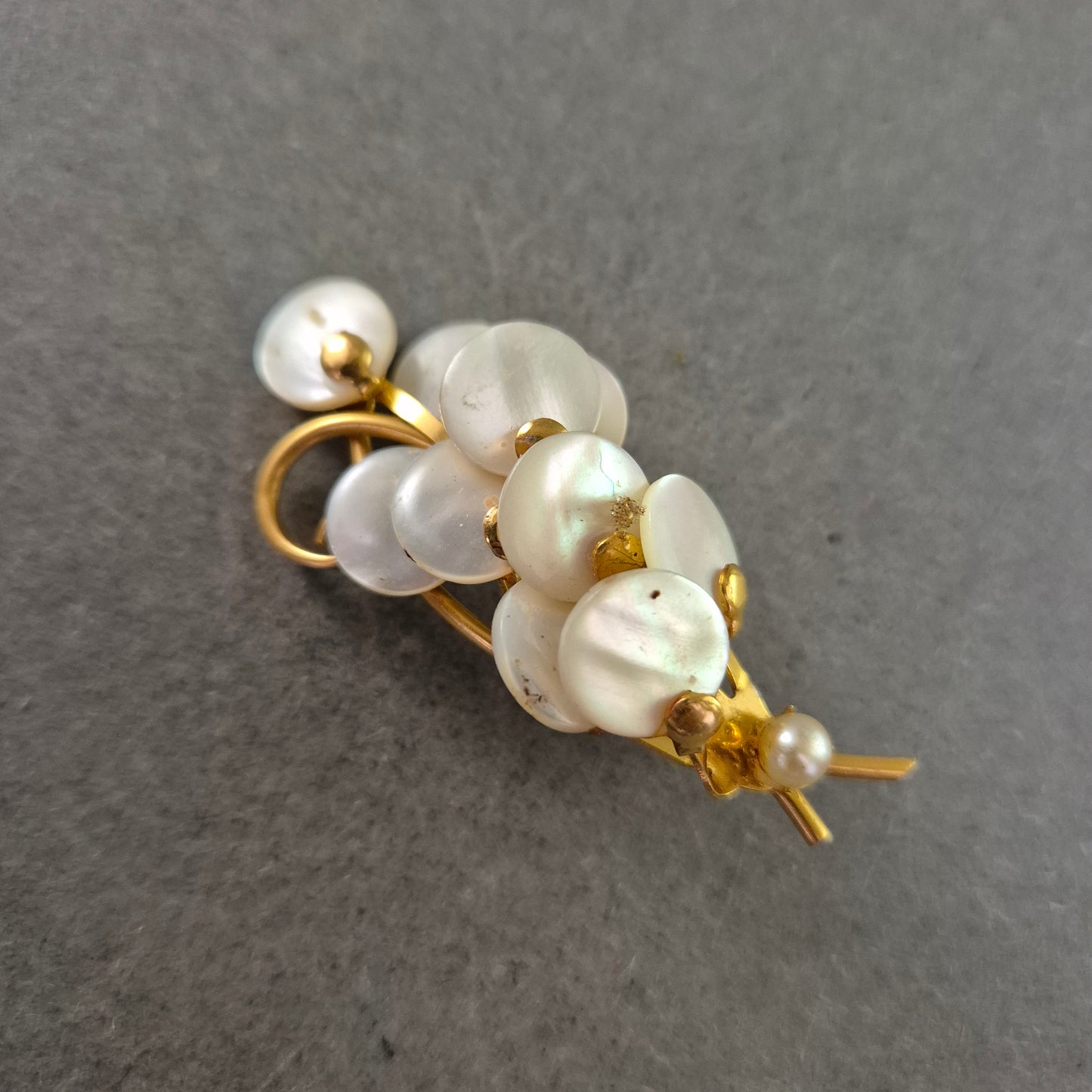 Vintage Trauben Brosche – Perlmutt-Effekt & Goldfarben