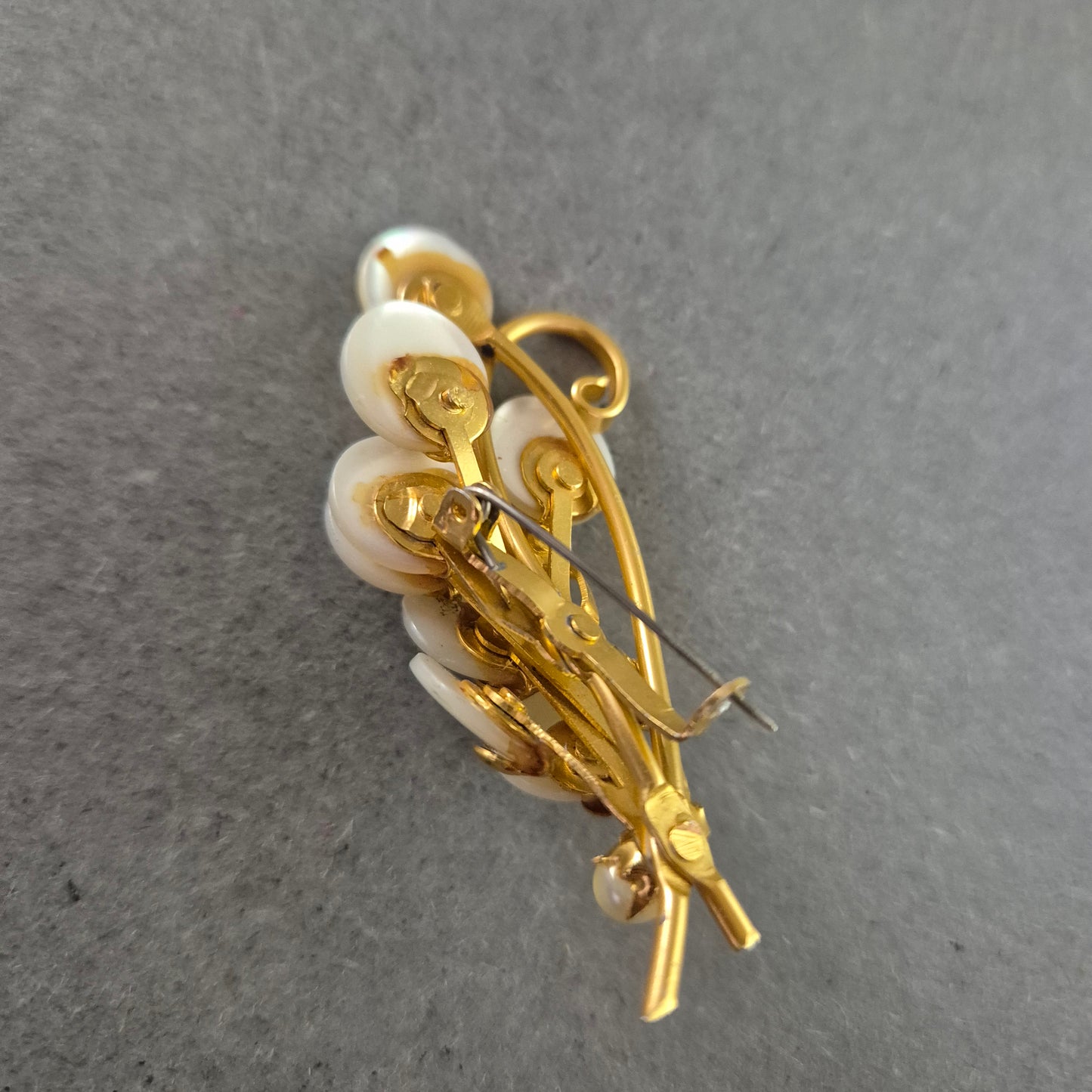 Vintage Trauben Brosche – Perlmutt-Effekt & Goldfarben