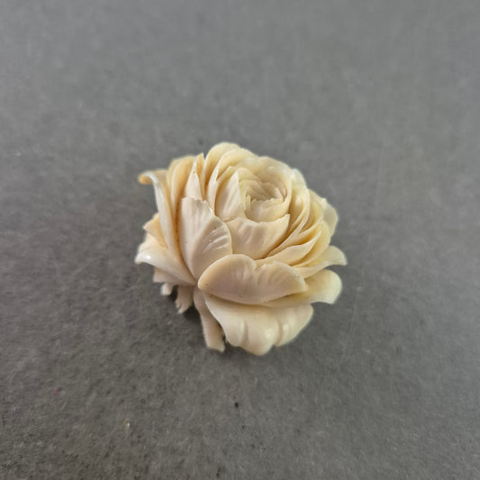 Vintage Rosen Brosche – Geschnitztes Material Elfenbein-Look