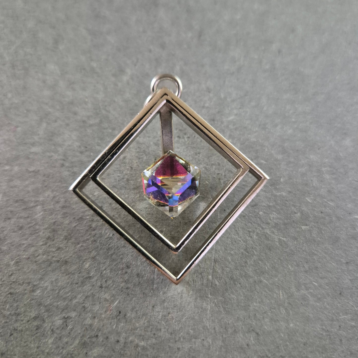 Vintage Anhänger Geometrisch – Silberfarben m. Irisierendem Kristall