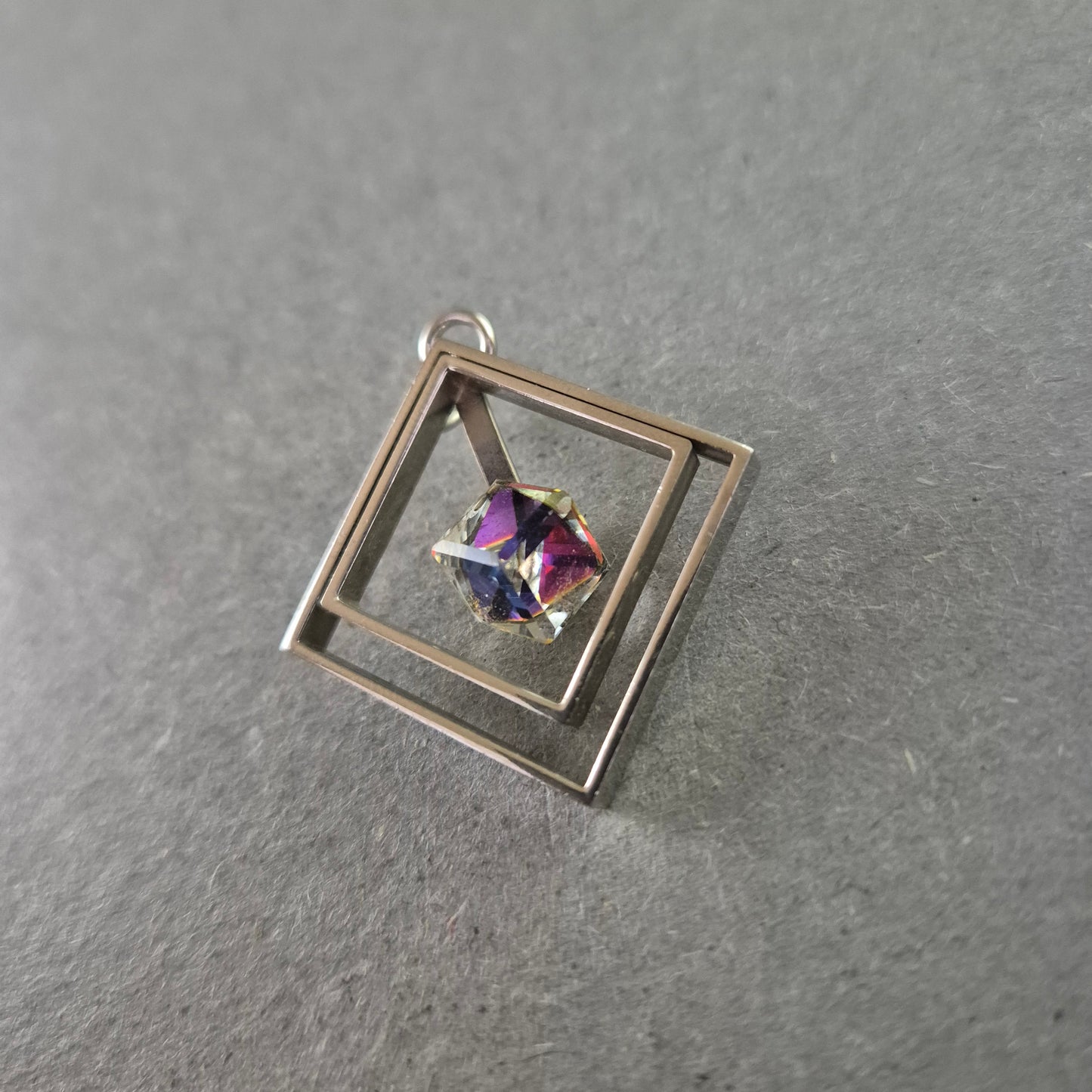 Vintage Anhänger Geometrisch – Silberfarben m. Irisierendem Kristall
