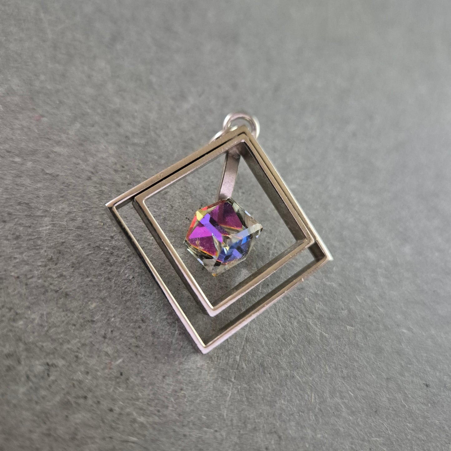 Vintage Anhänger Geometrisch – Silberfarben m. Irisierendem Kristall
