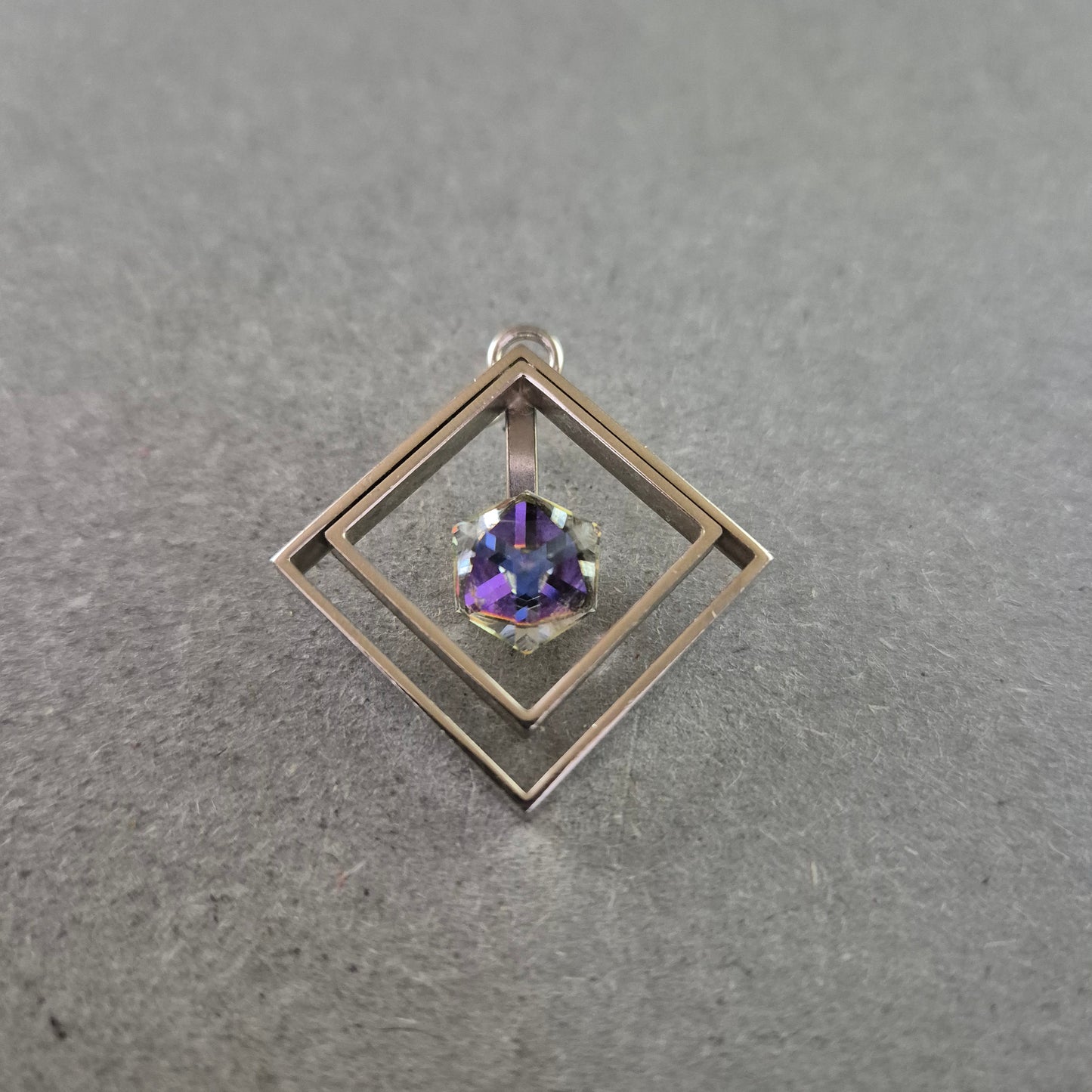 Vintage Anhänger Geometrisch – Silberfarben m. Irisierendem Kristall