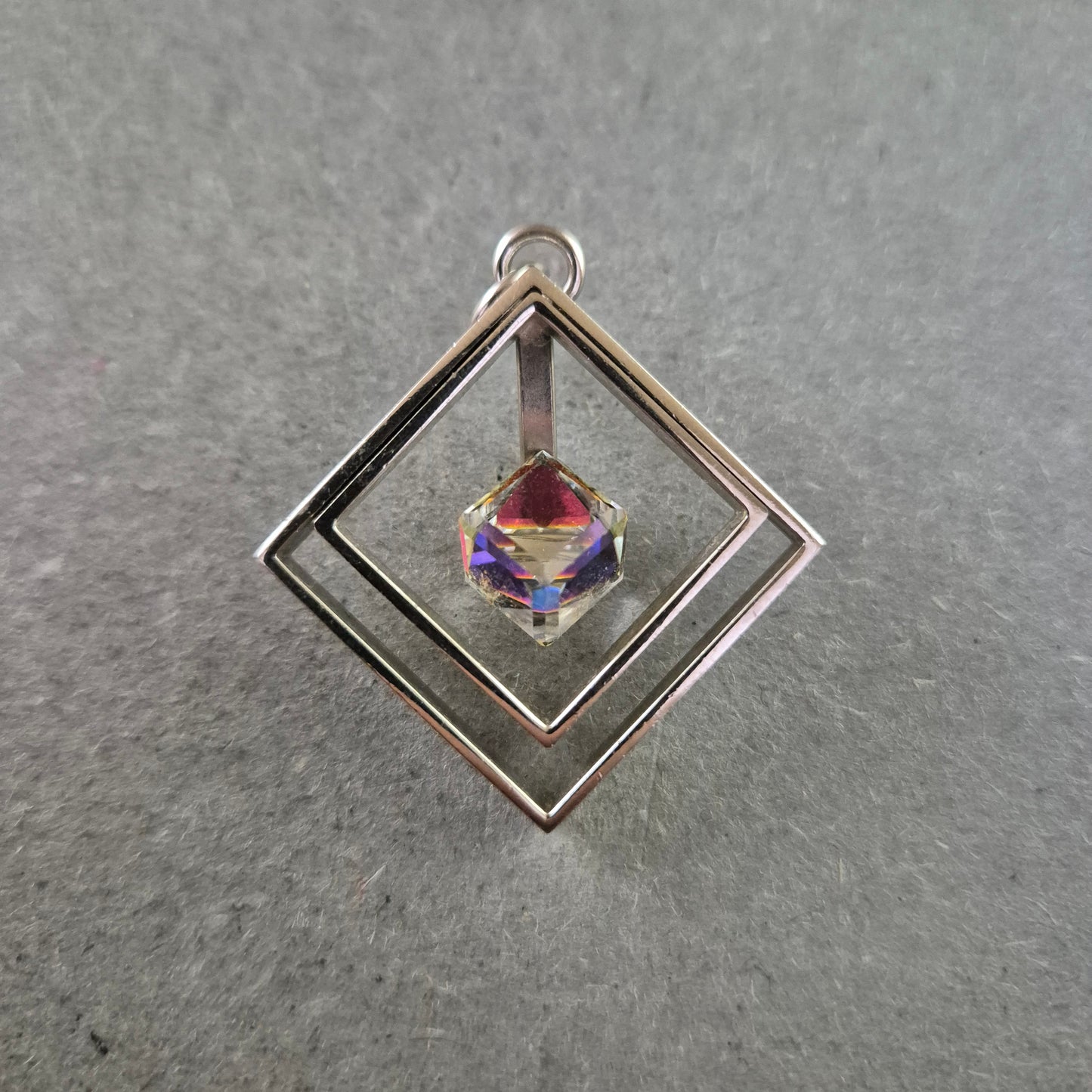 Vintage Anhänger Geometrisch – Silberfarben m. Irisierendem Kristall