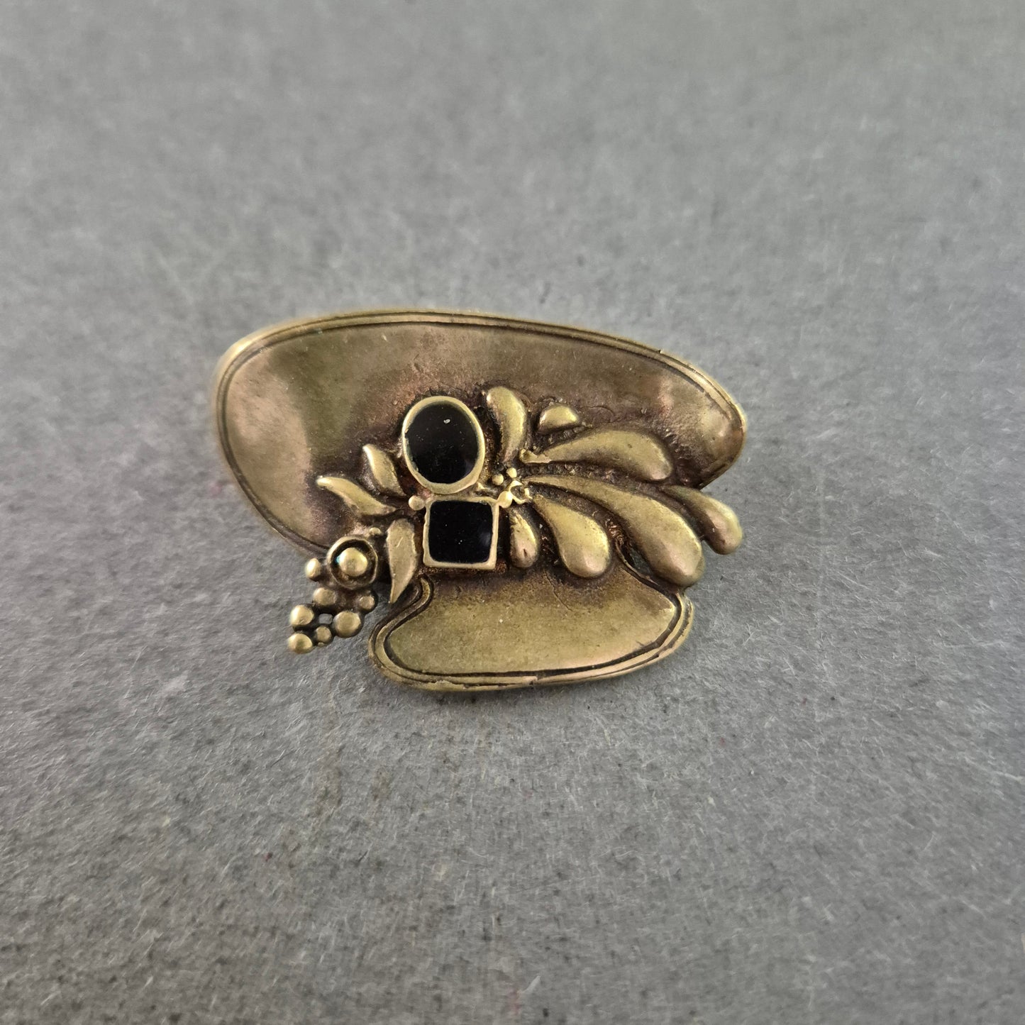 Vintage Brosche Hut Design – Goldfarben mit Schwarzen Steinen