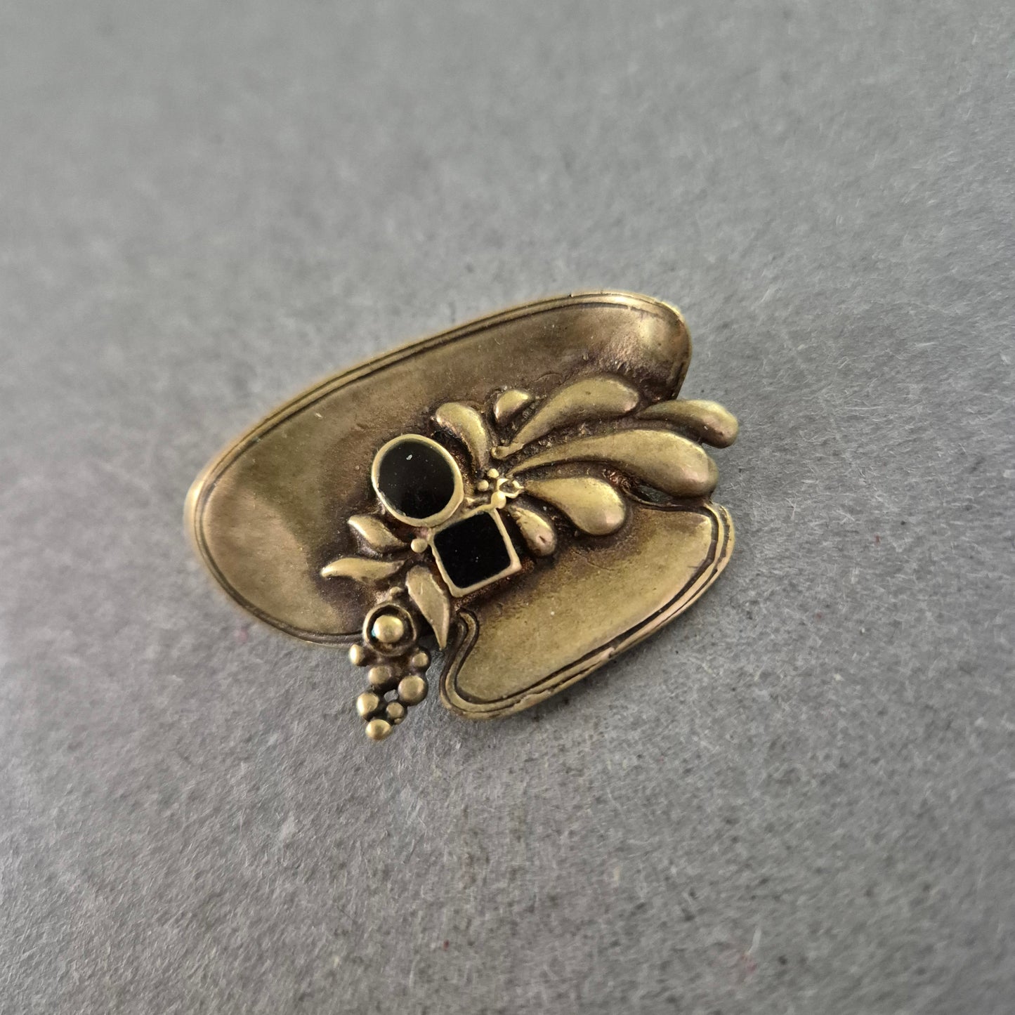 Vintage Brosche Hut Design – Goldfarben mit Schwarzen Steinen