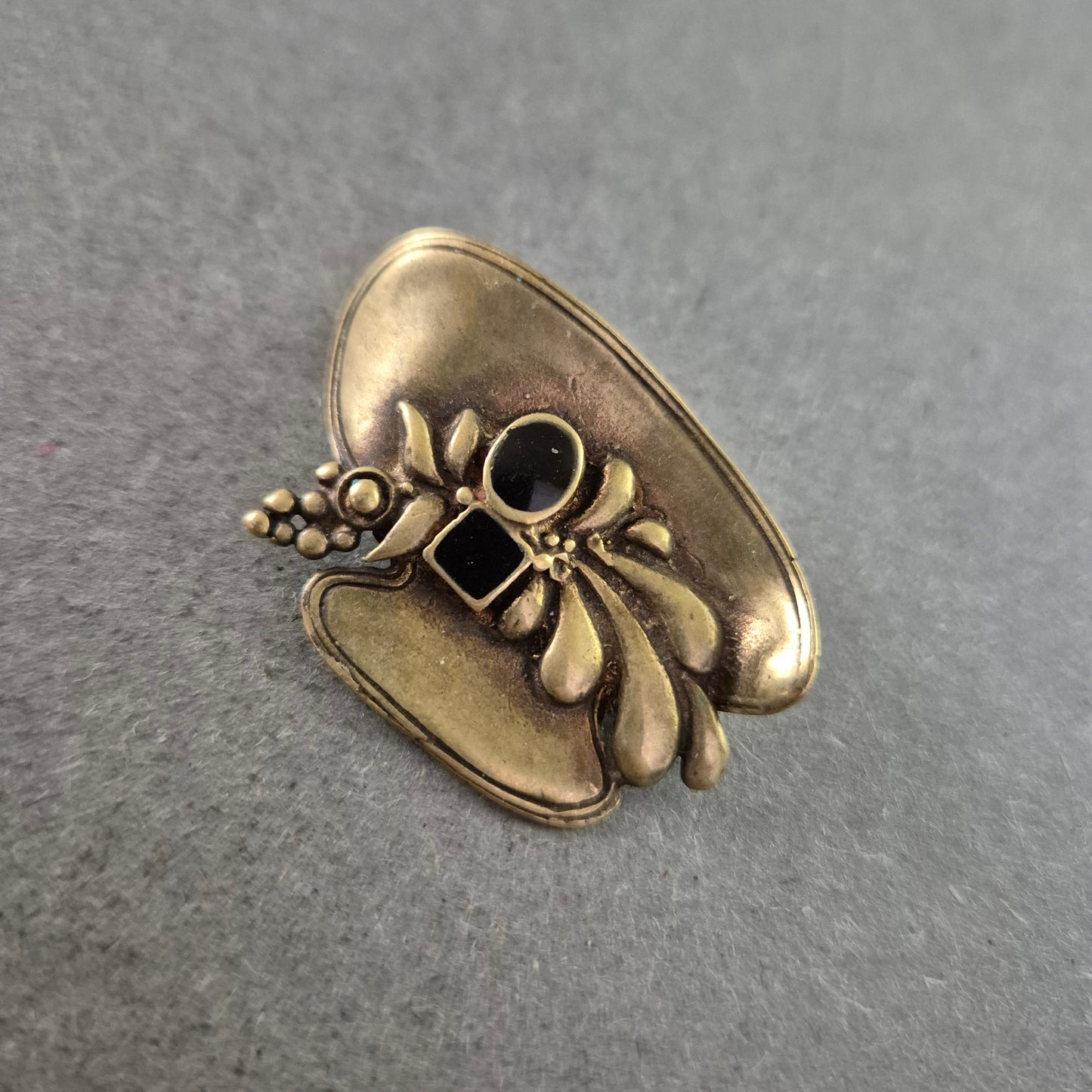 Vintage Brosche Hut Design – Goldfarben mit Schwarzen Steinen