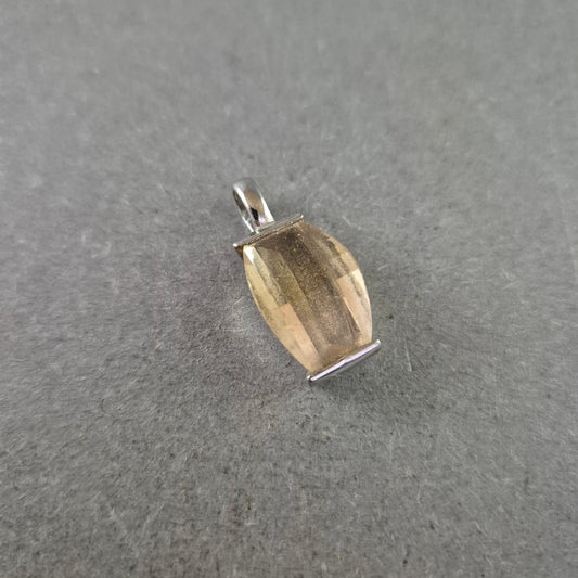 Eleganter Vintage Anhänger – Facettierter Stein Silberfarben