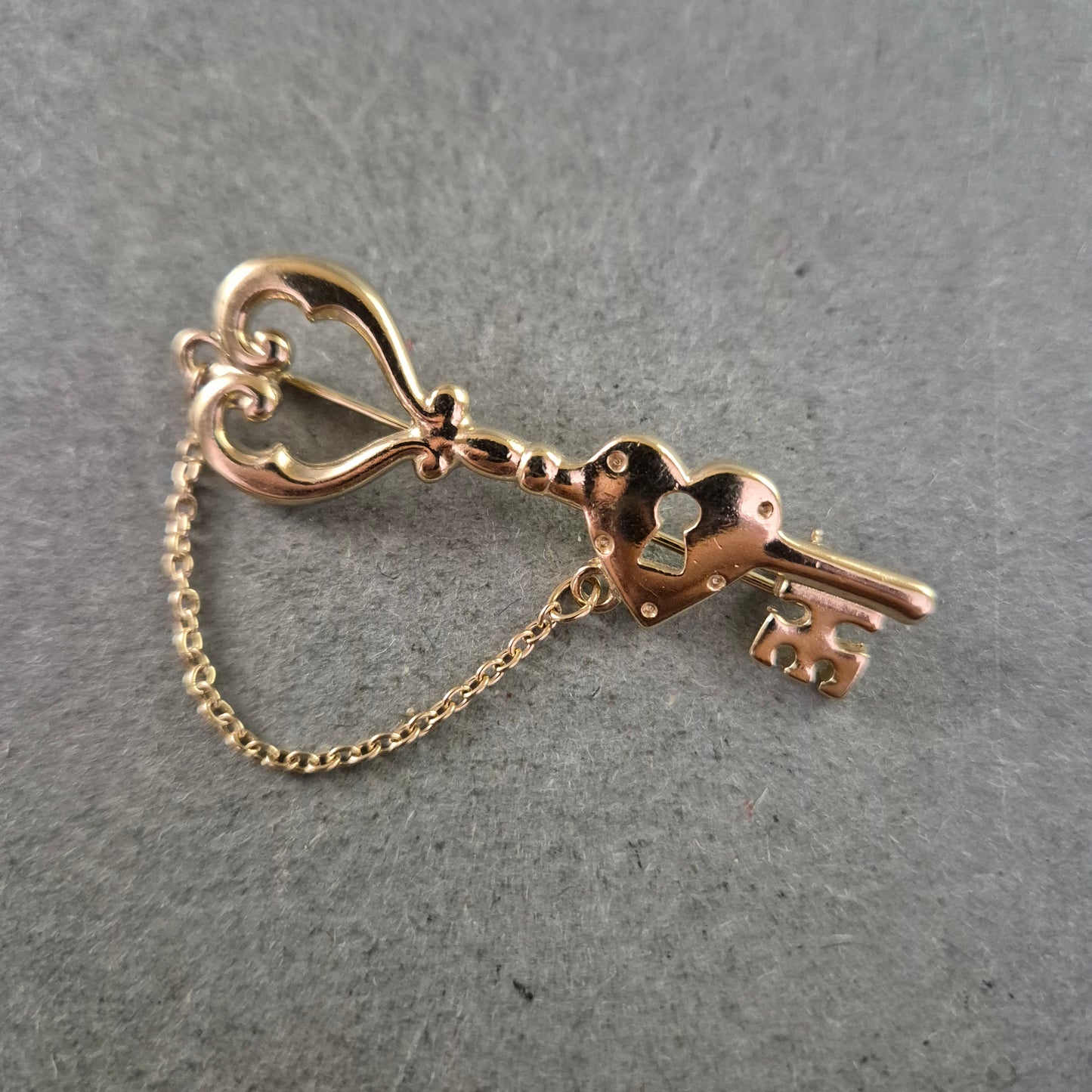 Vintage Schlüssel Brosche Herz Design – Goldfarben mit Kette