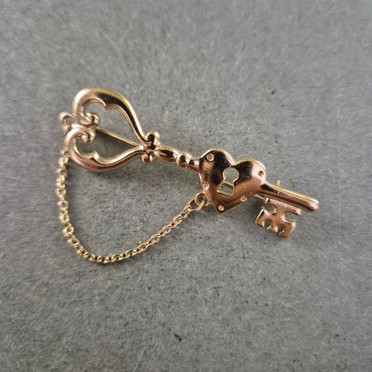 Vintage Schlüssel Brosche Herz Design – Goldfarben mit Kette
