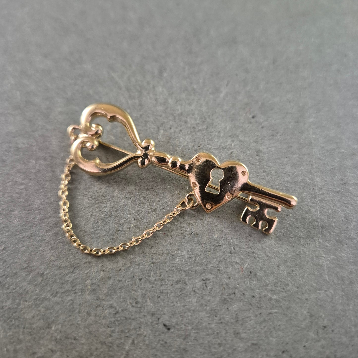 Vintage Schlüssel Brosche Herz Design – Goldfarben mit Kette