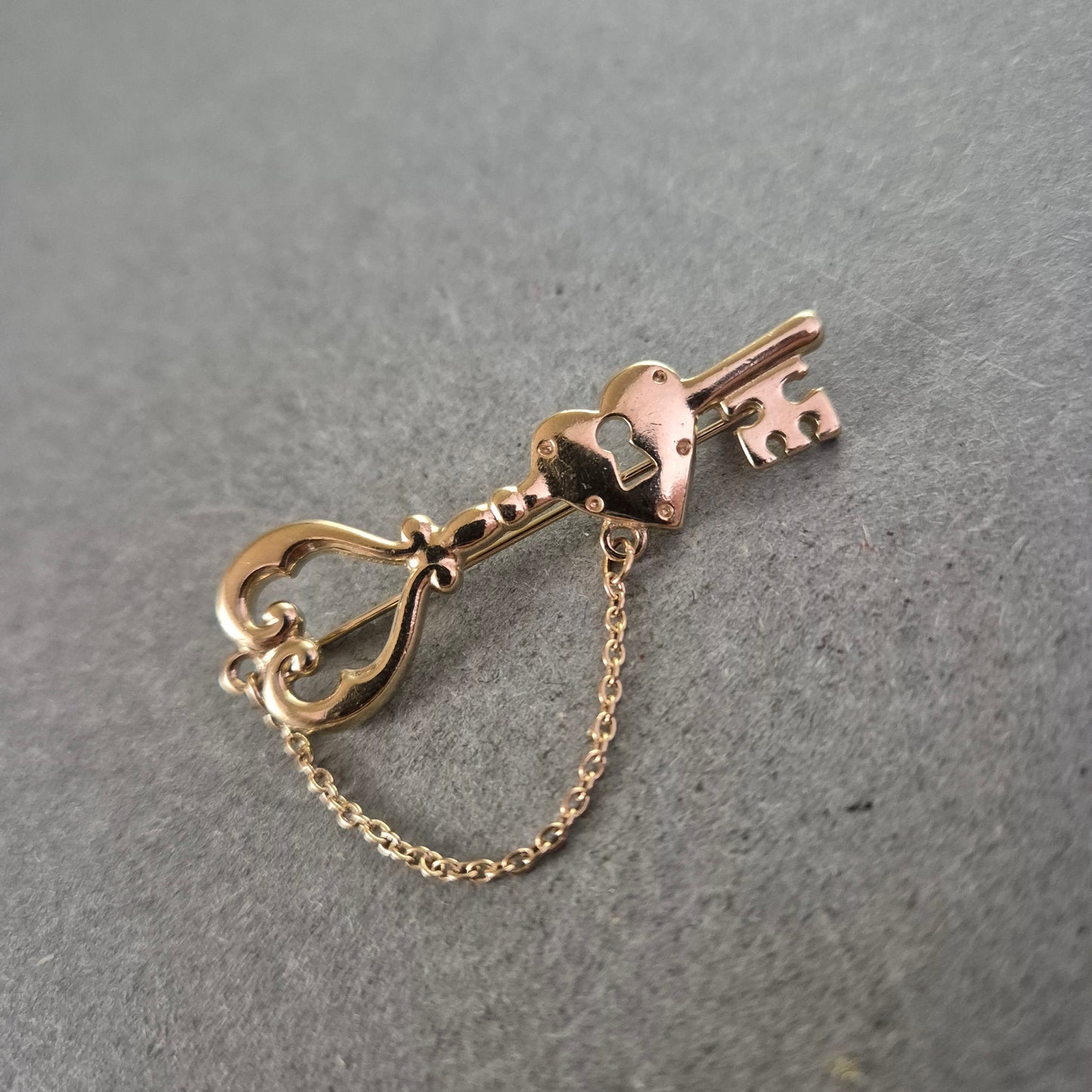 Vintage Schlüssel Brosche Herz Design – Goldfarben mit Kette