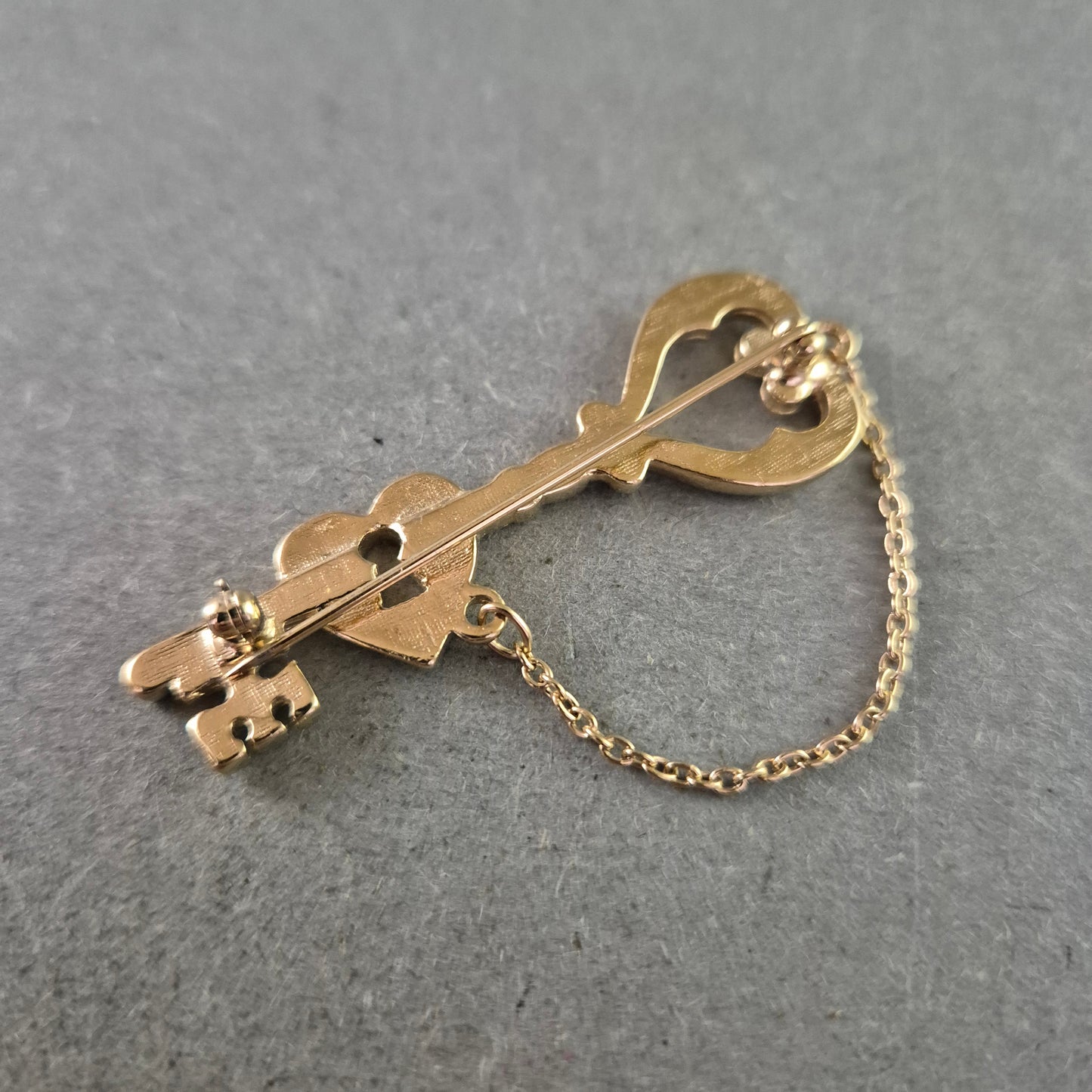 Vintage Schlüssel Brosche Herz Design – Goldfarben mit Kette
