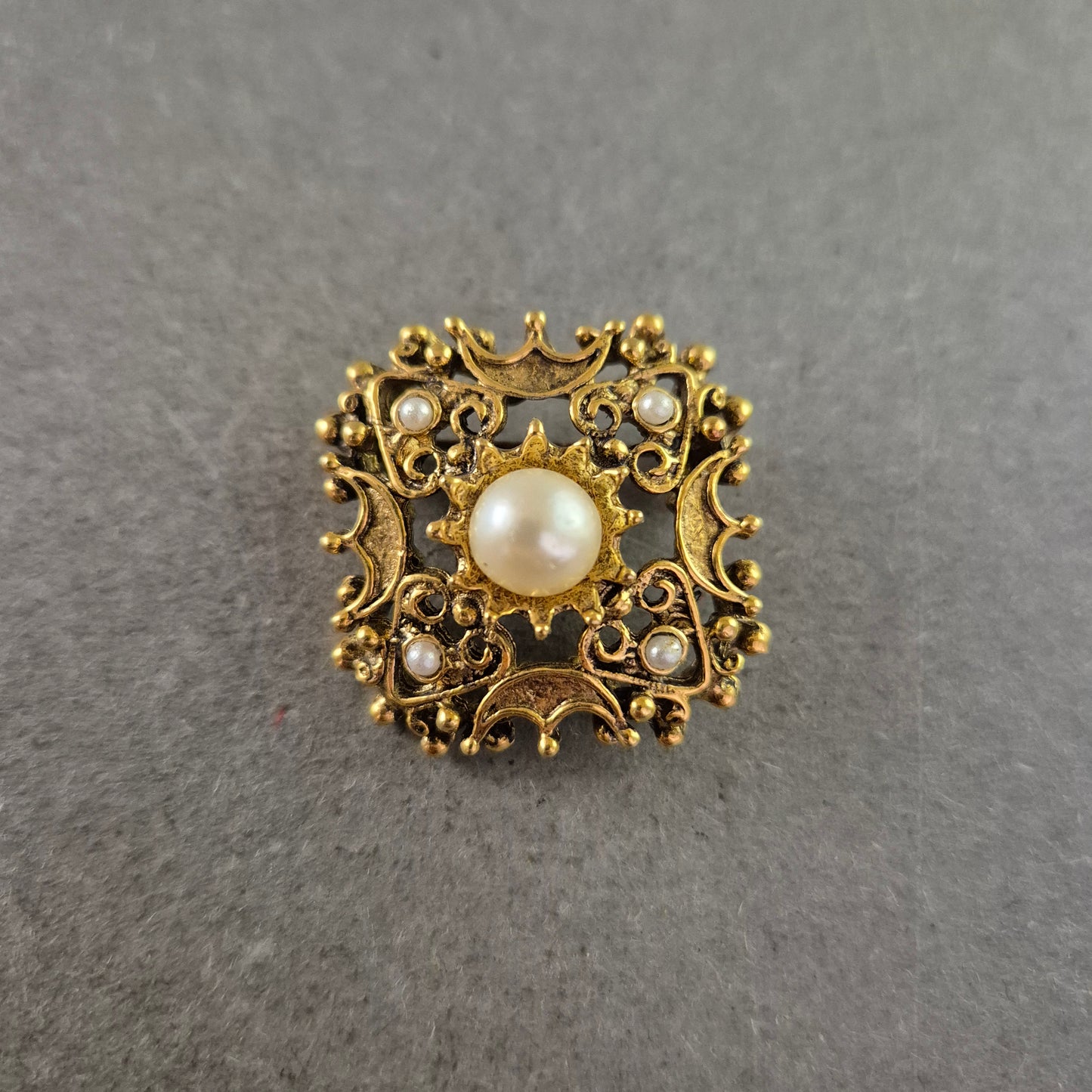 Vintage Brosche Gold Quadrat – Filigran & Große Perle