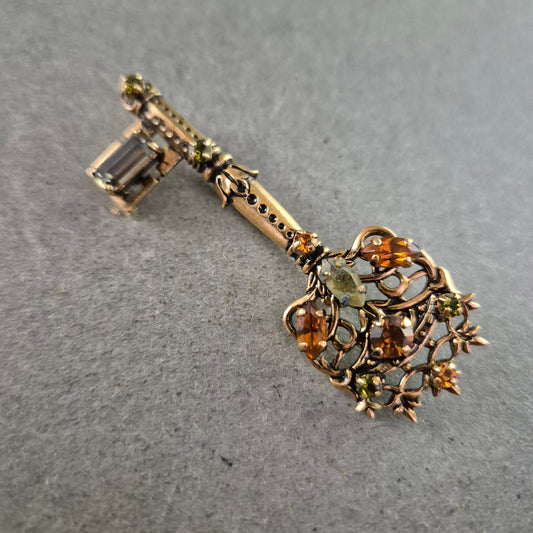 Vintage Schlüssel Brosche – Antik-Look & Farbsteine