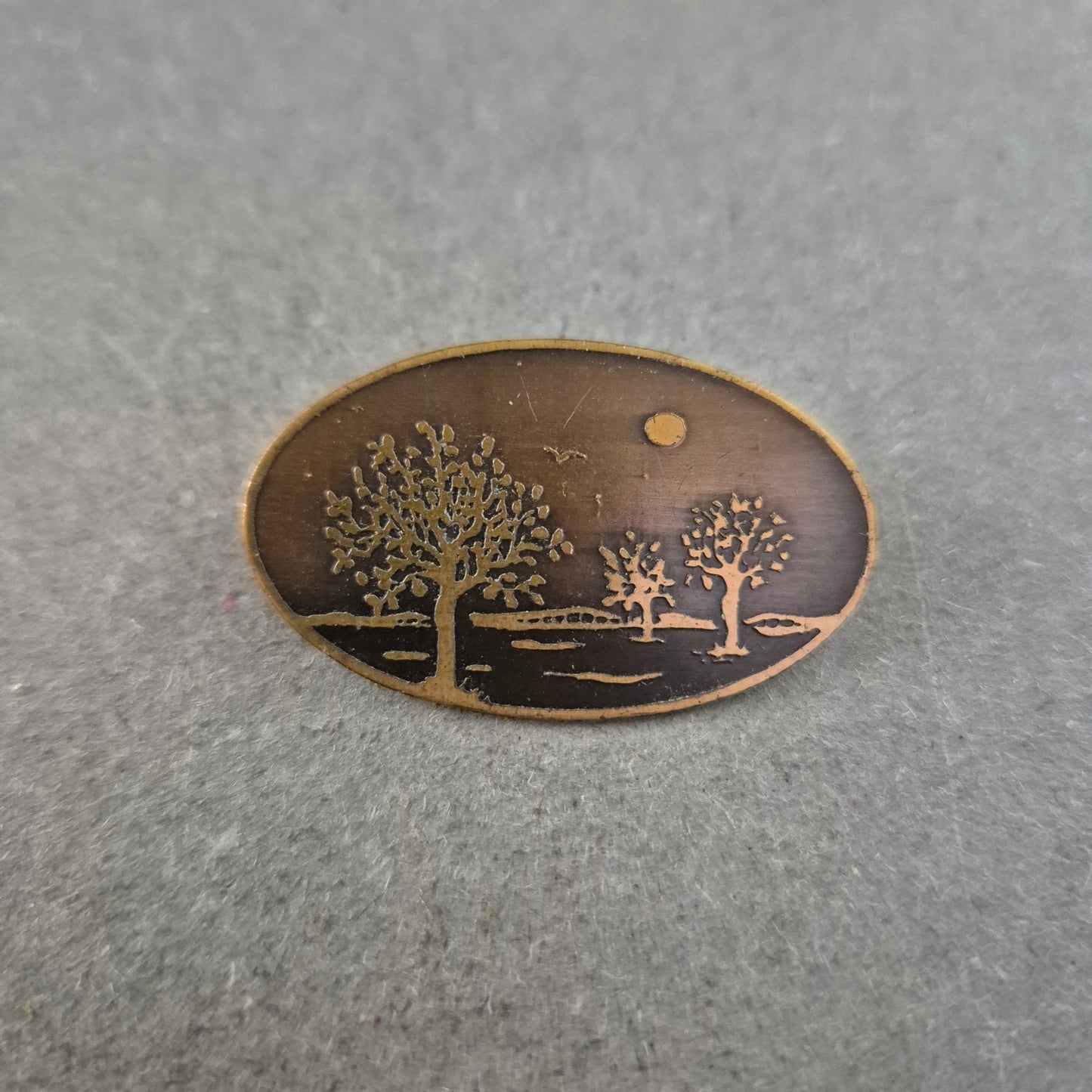 Vintage Brosche Landschaft – Oval Metall mit Ätzmotiv