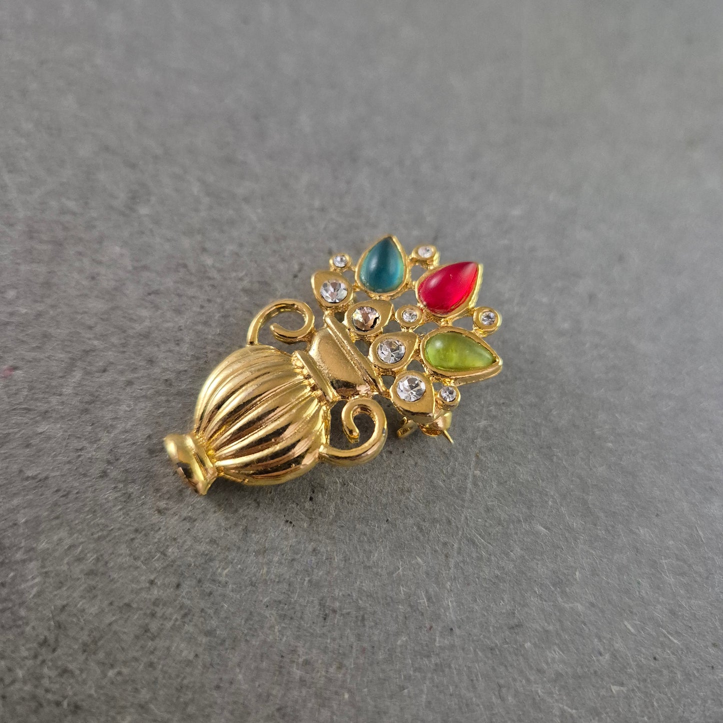 Vintage Brosche Blütenvase – Bunte Steine & Goldfarben