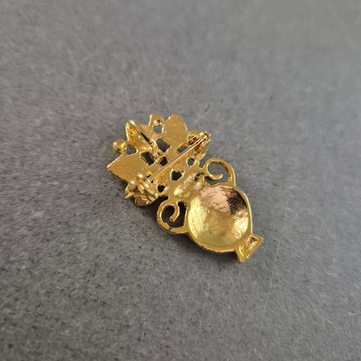Vintage Brosche Blütenvase – Bunte Steine & Goldfarben