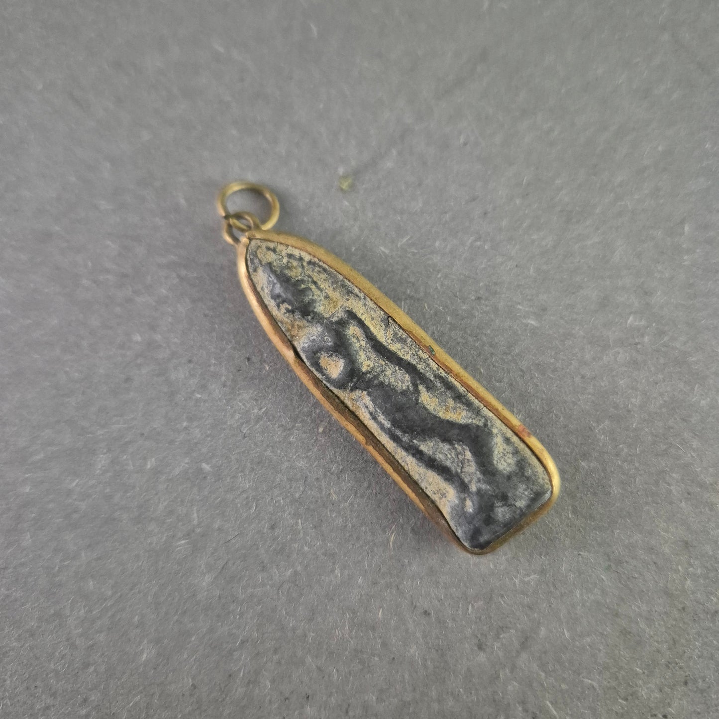 Vintage Amulett Anhänger – Relief Figur Metall Patina