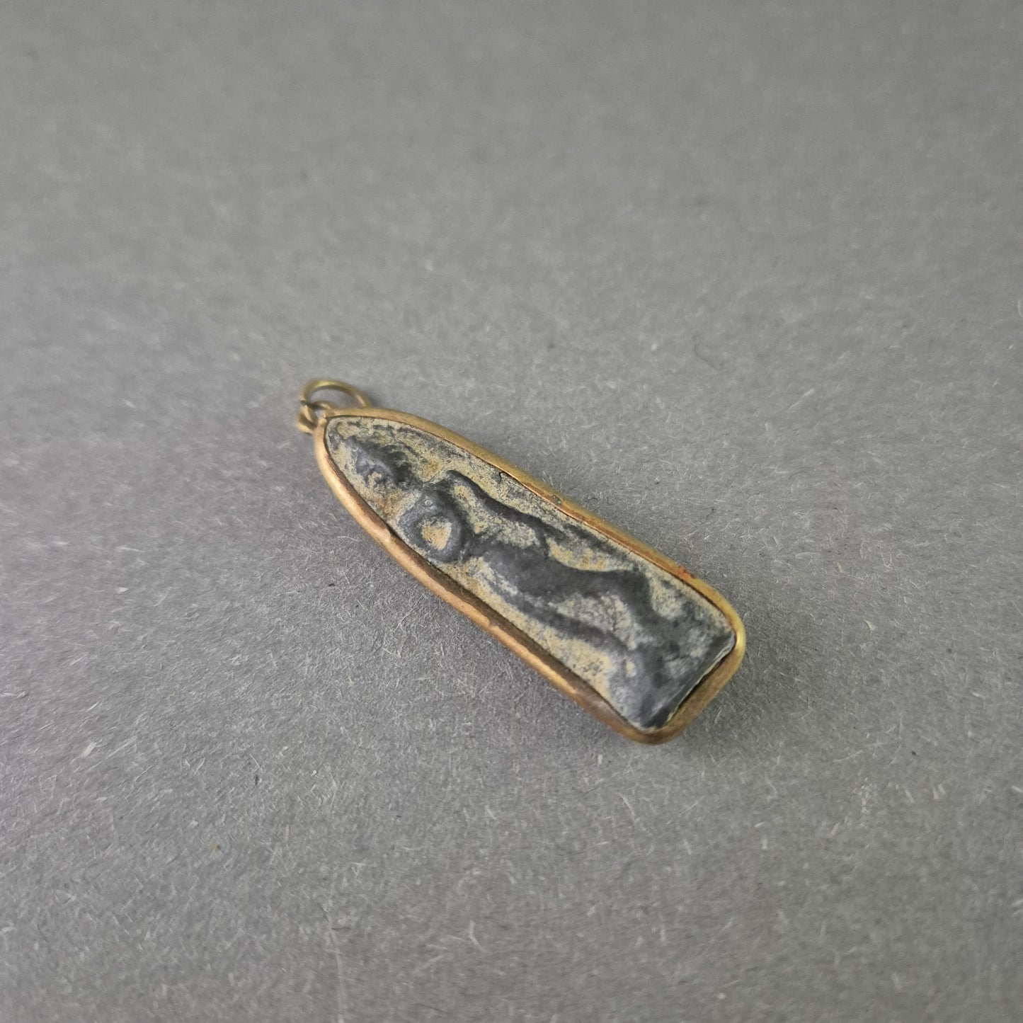 Vintage Amulett Anhänger – Relief Figur Metall Patina