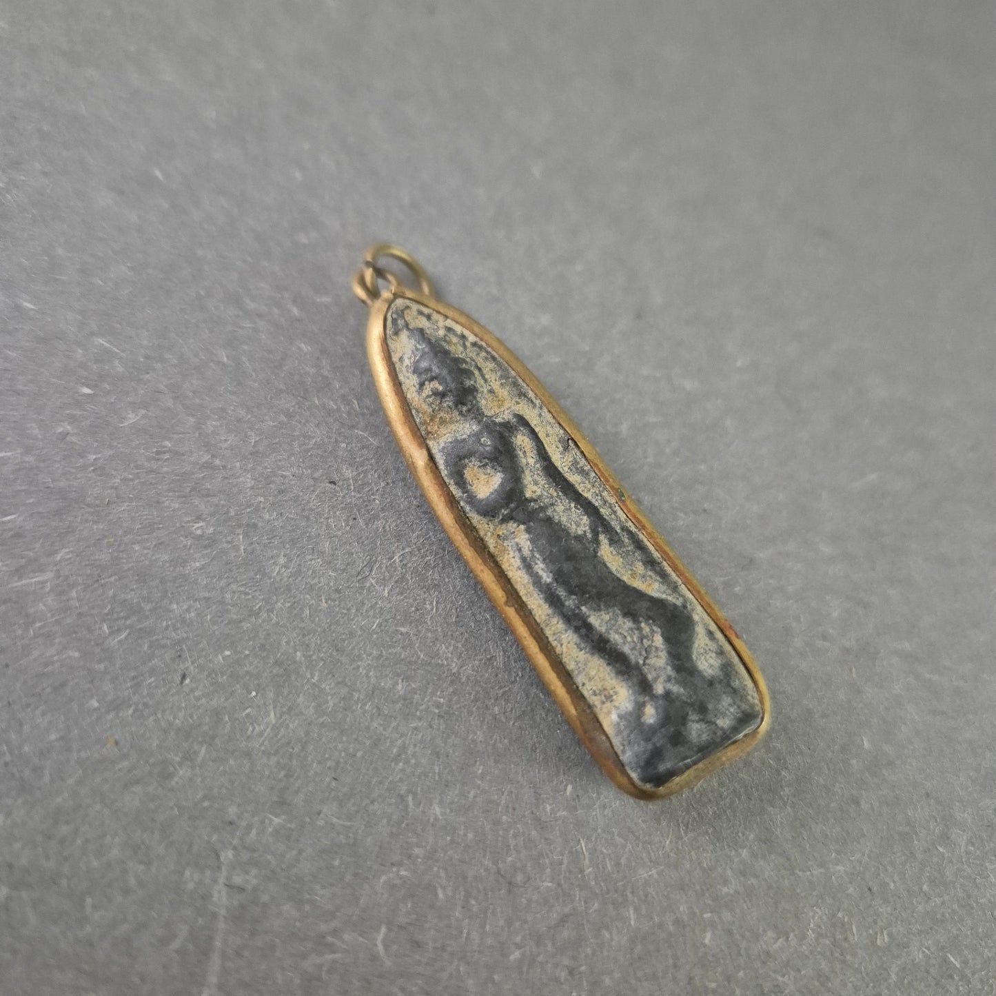 Vintage Amulett Anhänger – Relief Figur Metall Patina