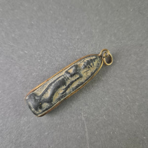 Vintage Amulett Anhänger – Relief Figur Metall Patina