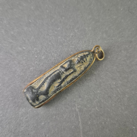 Vintage Amulett Anhänger – Relief Figur Metall Patina