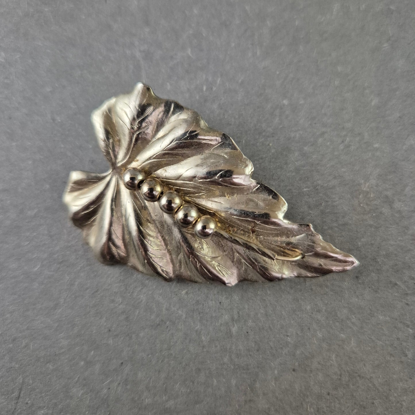 Elegante Vintage Blatt-Brosche aus Metall – Zeitloser Schmuck