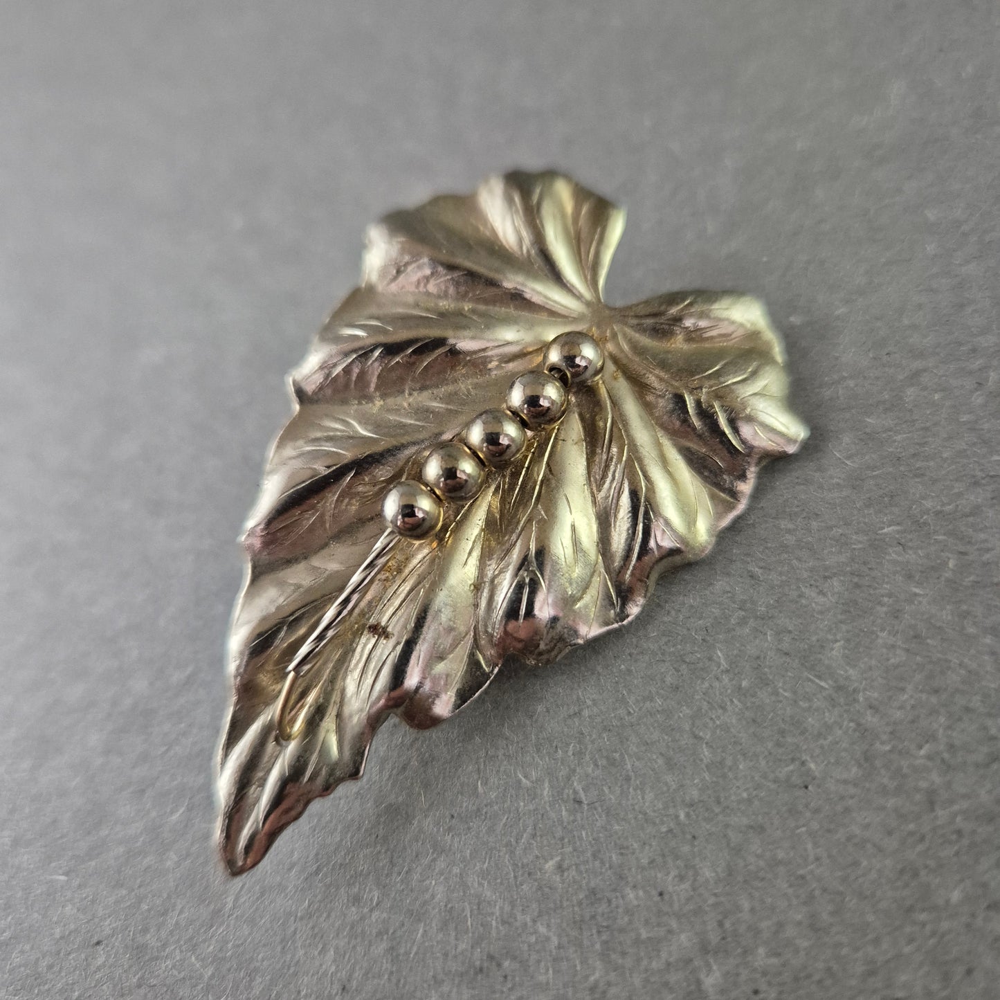 Elegante Vintage Blatt-Brosche aus Metall – Zeitloser Schmuck