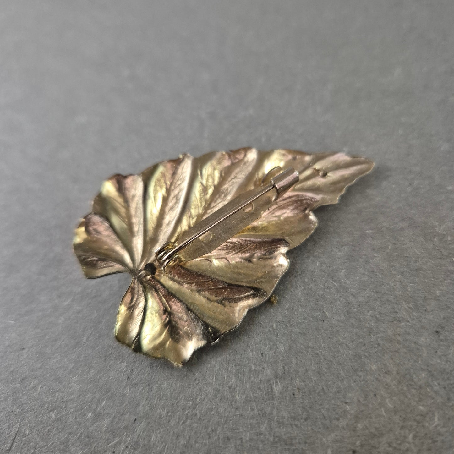 Elegante Vintage Blatt-Brosche aus Metall – Zeitloser Schmuck