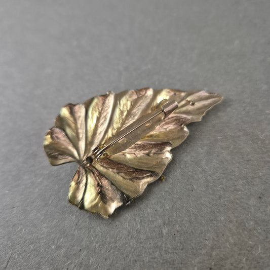 Elegante Vintage Blatt-Brosche aus Metall – Zeitloser Schmuck