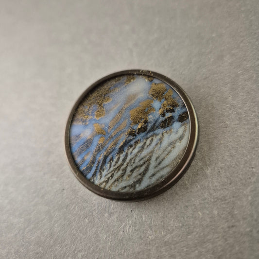 Moderne runde Brosche mit abstraktem blau-goldenem Design