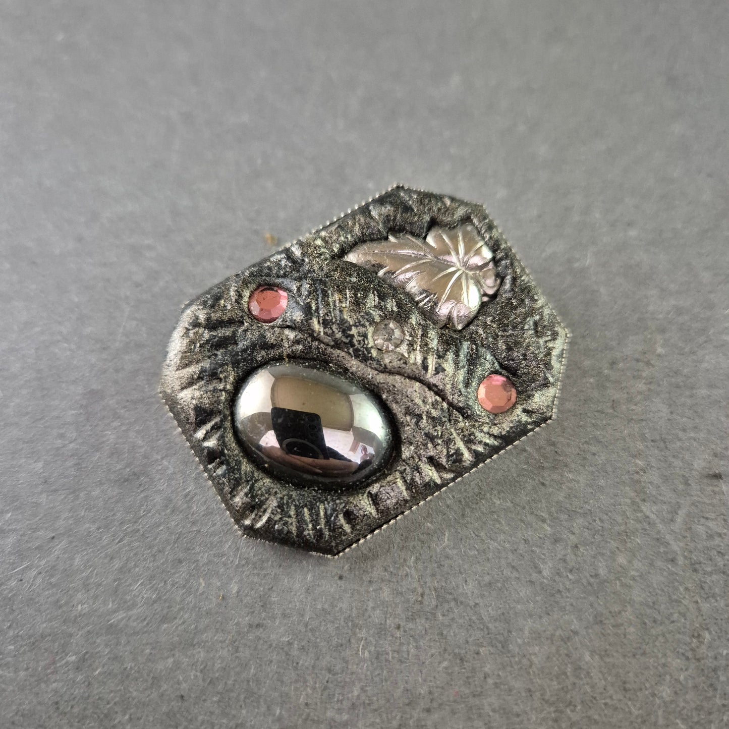 Handgefertigte Vintage-Brosche mit Hämatit und Blatt-Applikation