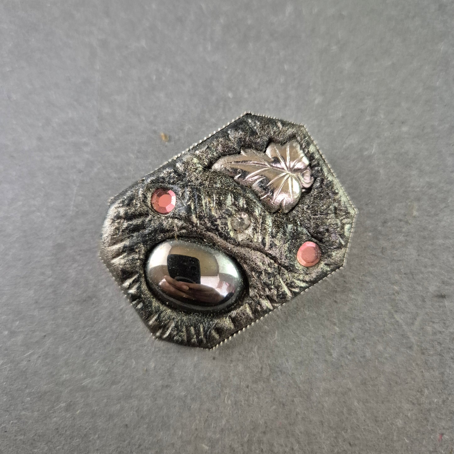 Handgefertigte Vintage-Brosche mit Hämatit und Blatt-Applikation