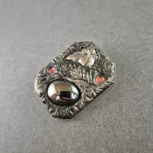 Handgefertigte Vintage-Brosche mit Hämatit und Blatt-Applikation