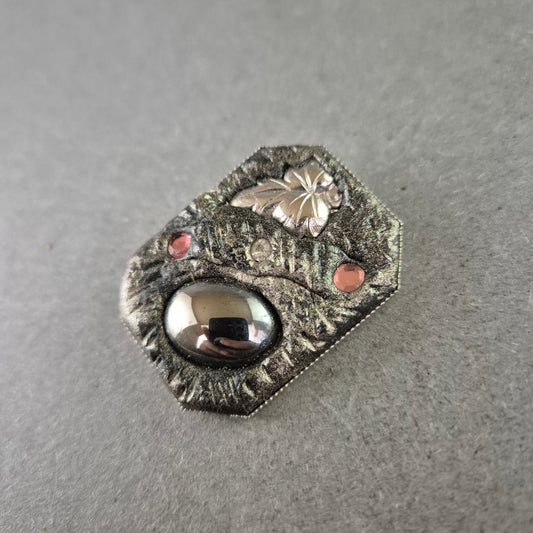 Handgefertigte Vintage-Brosche mit Hämatit und Blatt-Applikation