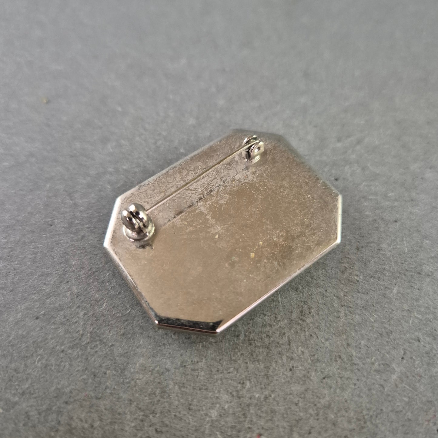 Handgefertigte Vintage-Brosche mit Hämatit und Blatt-Applikation