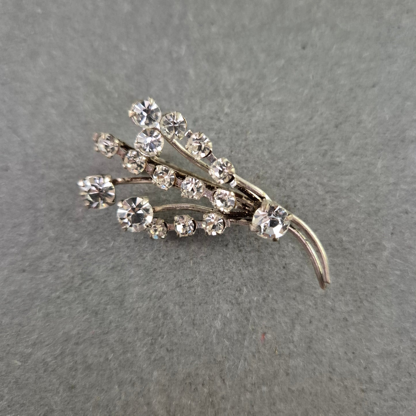 Glitzernde Vintage-Brosche mit Kristallstrass – Blumenstrauß-Design