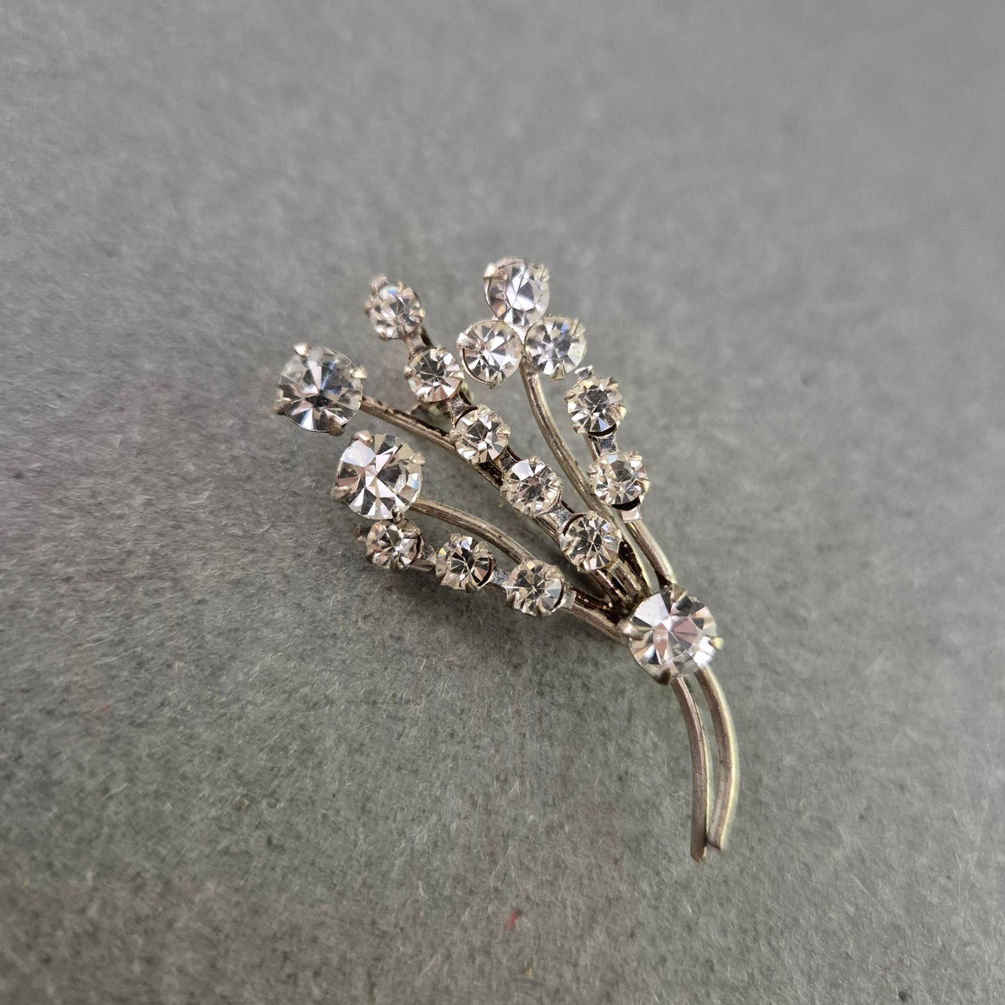 Glitzernde Vintage-Brosche mit Kristallstrass – Blumenstrauß-Design